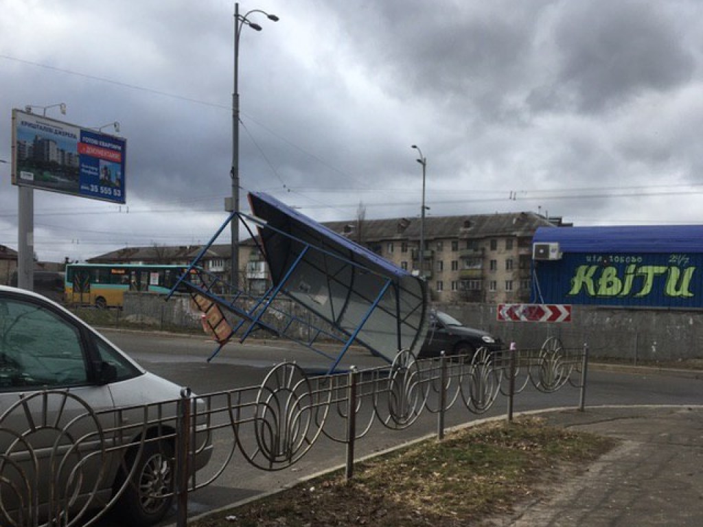 «Ураган набирает обороты»: в Киеве от ветра начали падать деревья и остановки транспорта (ФОТО)