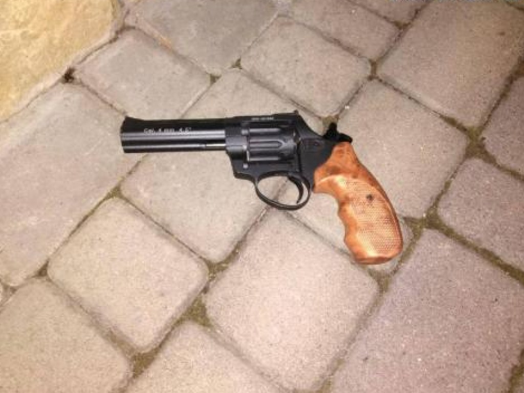 В Мукачево пьяный мужчина стрелял и угрожал убить своих детей (ФОТО)