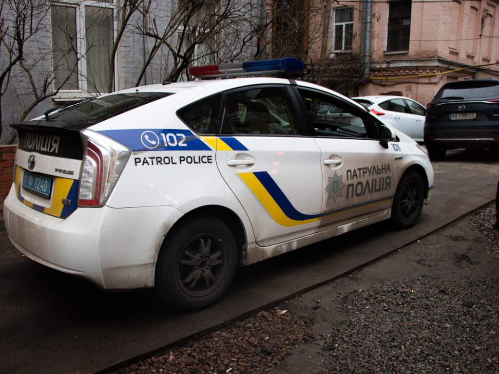 Возле мусорных баков в центре Киева нашли труп мужчины (ФОТО, ВИДЕО)