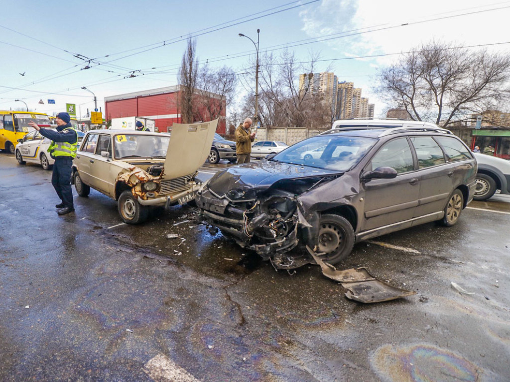 Citroen сбил женщину с ребенком в Киеве и столкнулся с «Жигулями» (ФОТО, ВИДЕО)