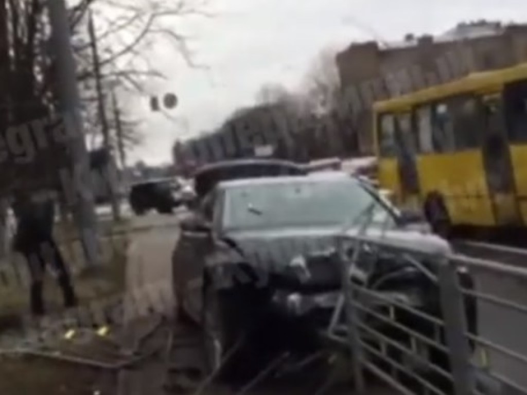Водитель Audi снес забор возле посольства РФ в Киеве (ВИДЕО)