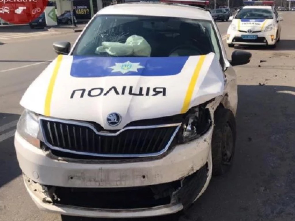 В Киеве произошло ДТП с участием полицейского автомобиля, есть пострадавшие (ВИДЕО)