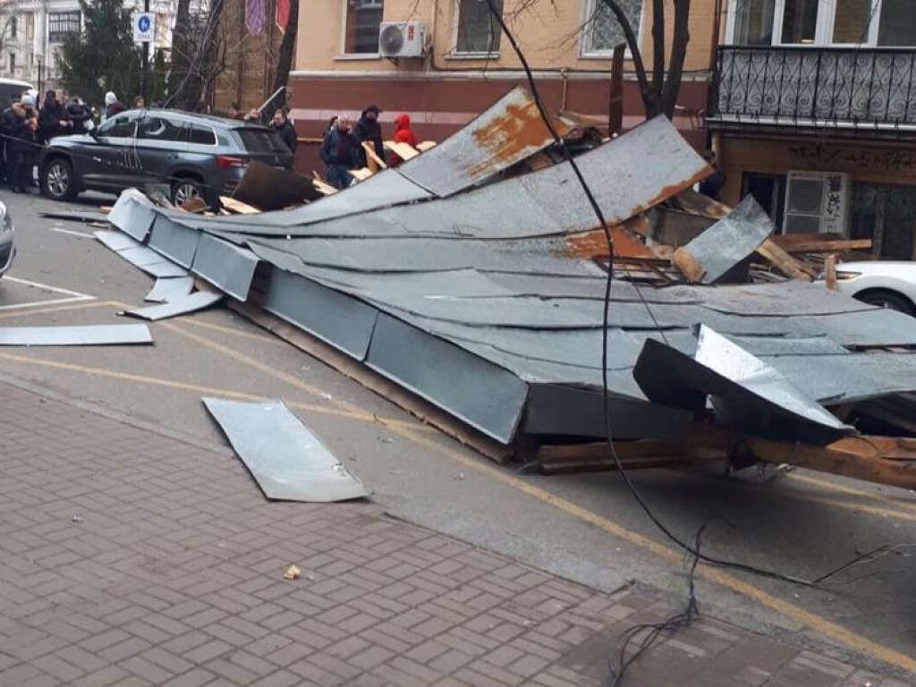 В центре Киева сильный ветер сорвал с дома крышу (ФОТО)
