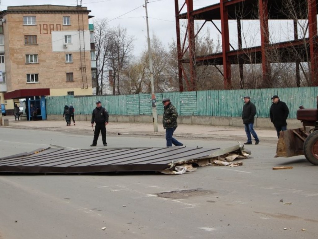 Огромная металлическая конструкция рухнула на перекрестке в Бердичеве (ФОТО)