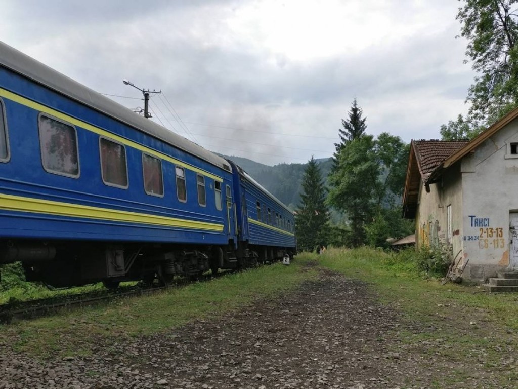 Ураган в Украине: На Винничине заблокировано железнодорожное движение