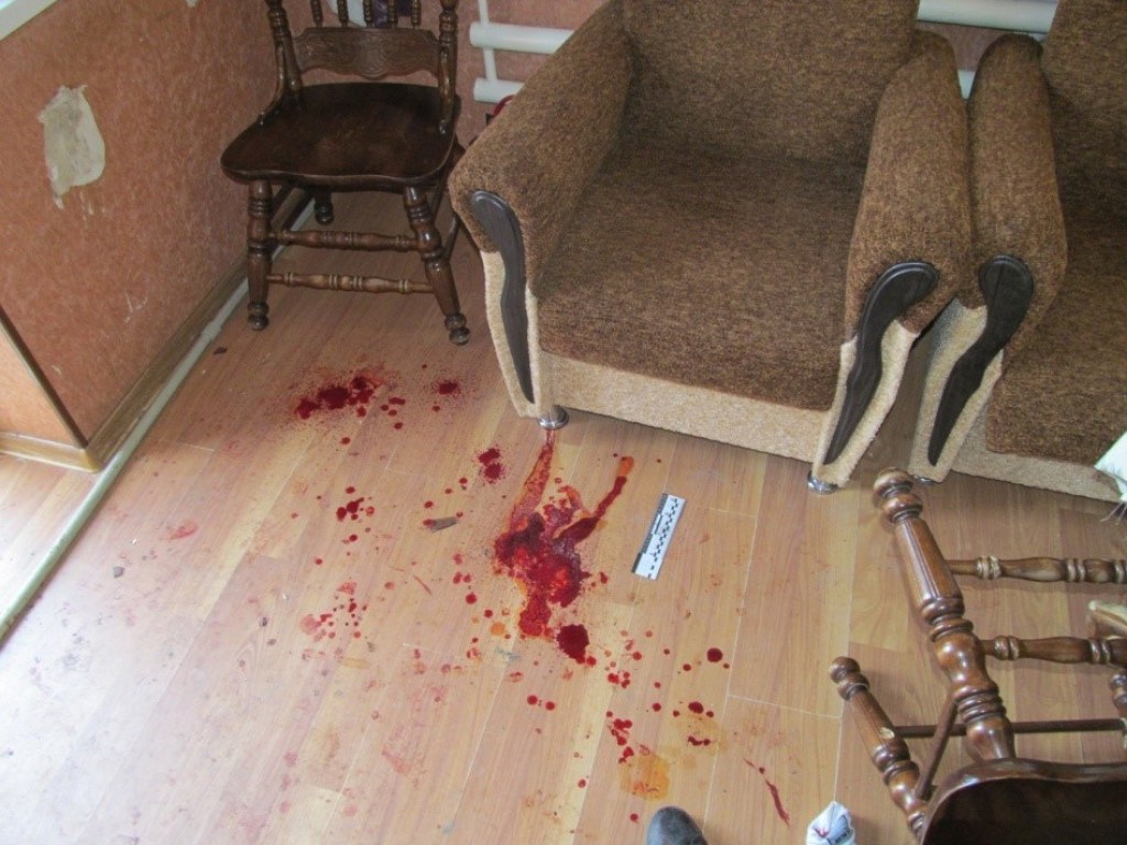 В Славянске мужчина расстрелял знакомых из «травмата»: ранены 4 человека (ФОТО)