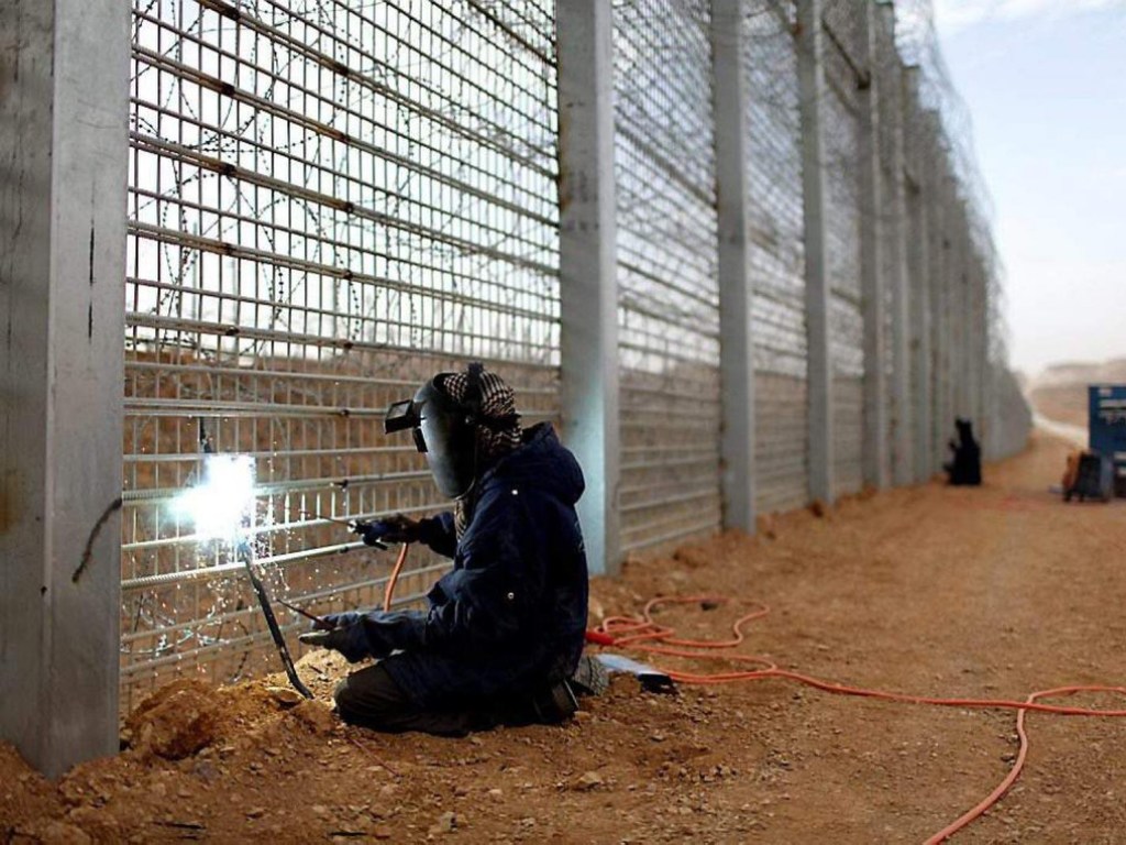 Латвия построила 93-километровый забор с колючей проволокой на границе с РФ