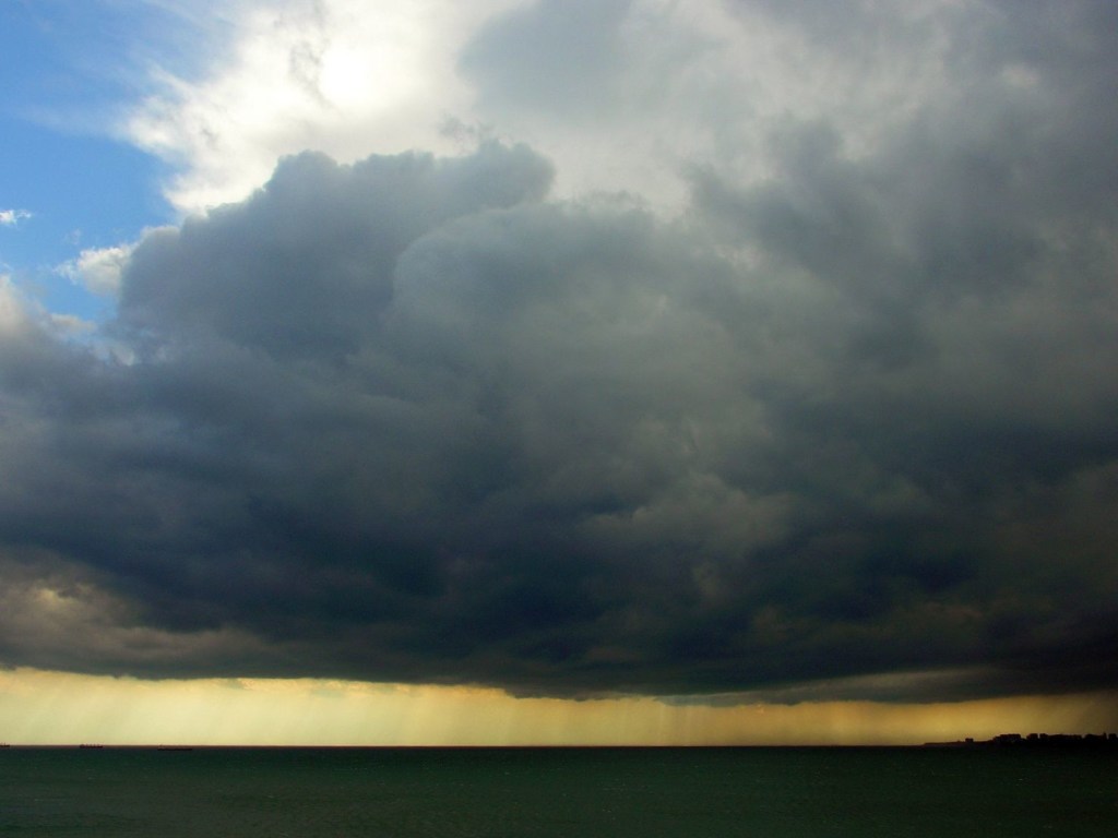 Непогода в Украине: Мощный ветер породил в Одессе пылевую бурю (ВИДЕО)