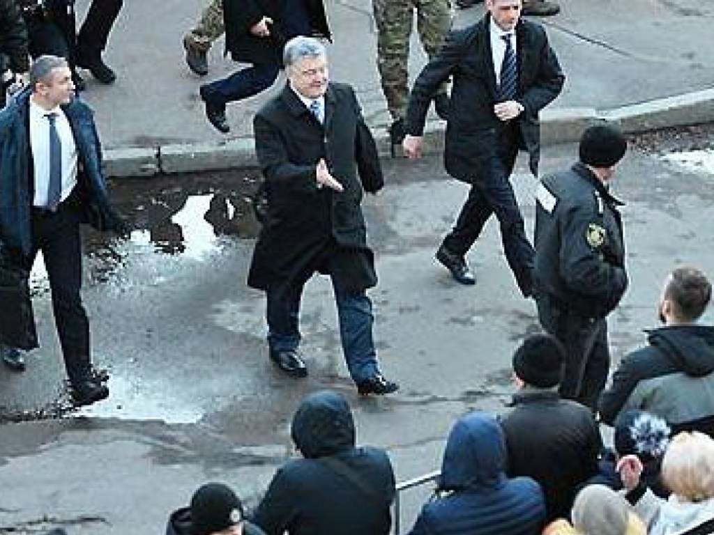 «Побег Порошенко»: настоящий автор фото рассказал всю правду о событии в Житомире