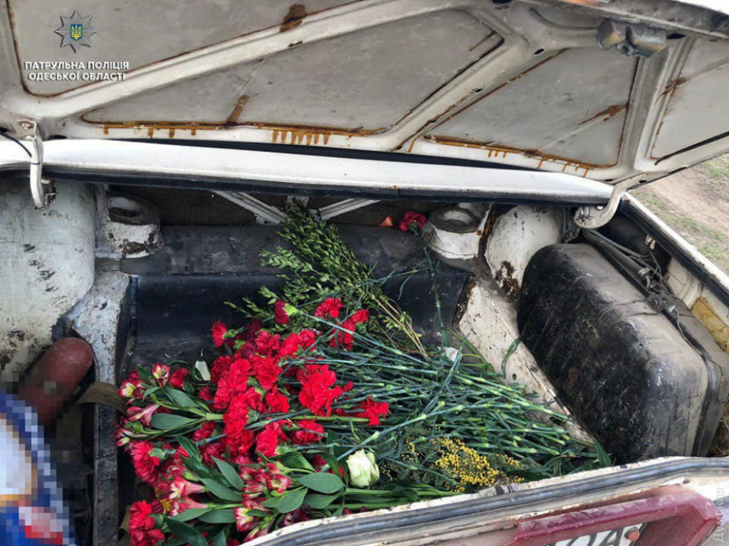 В Одессе на кладбище неадекваты стреляли по могилам и воровали цветы (ФОТО)