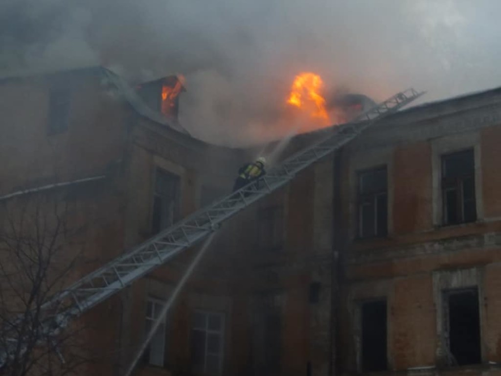 Сгоревшую усадьбу в центре Киева через суд лишили статуса памятника архитектуры