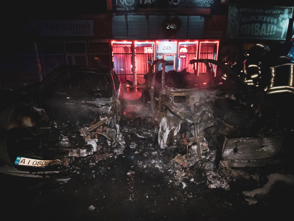 В Киеве на Позняках сгорел элитный Porsche (ФОТО)