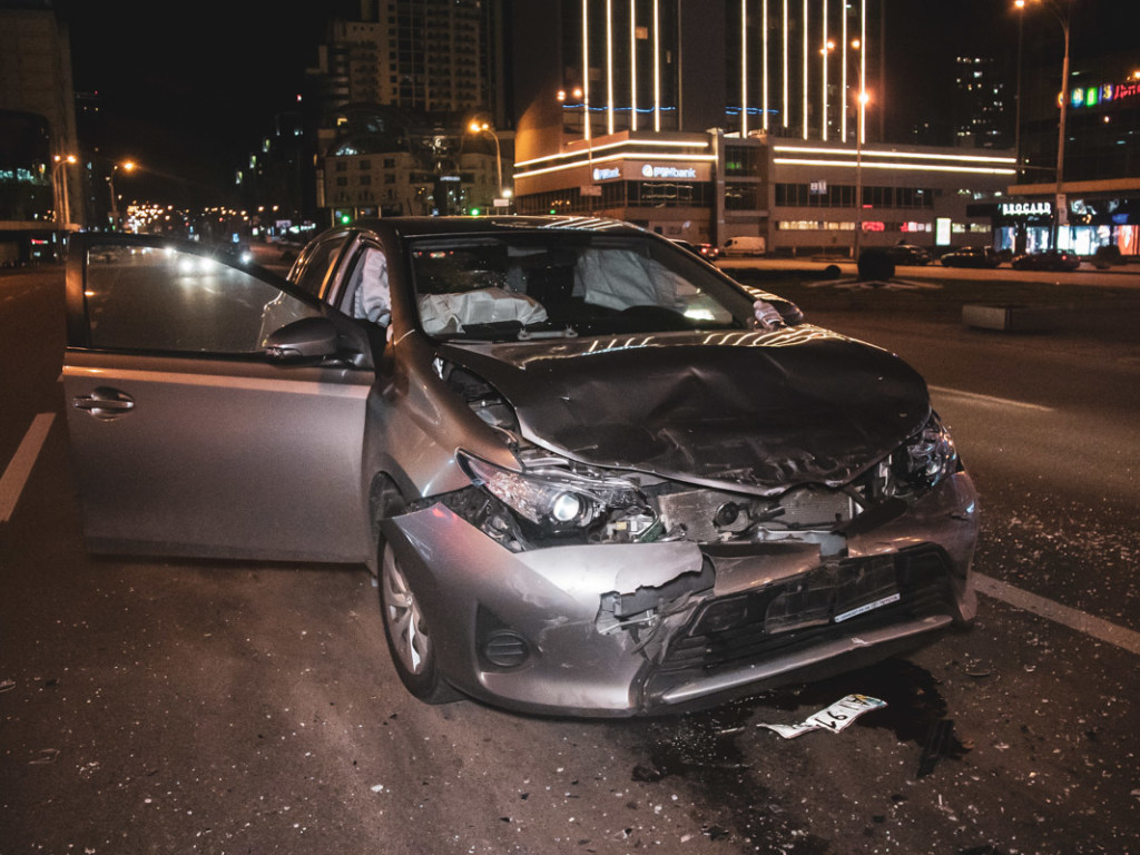 Машины стояли на светофоре: в Киеве столкнулись три автомобиля (ФОТО, ВИДЕО)
