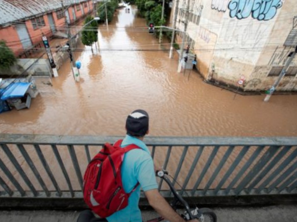 Из-за ливней в Бразилии погибли 12 человек (ФОТО)