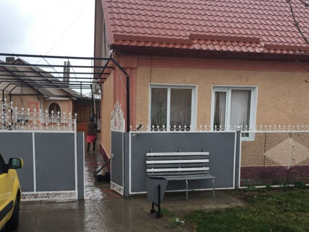Предвыборные страсти: под Одессой неизвестные швырнули топор в окно волонтера Порошенко (ФОТО)