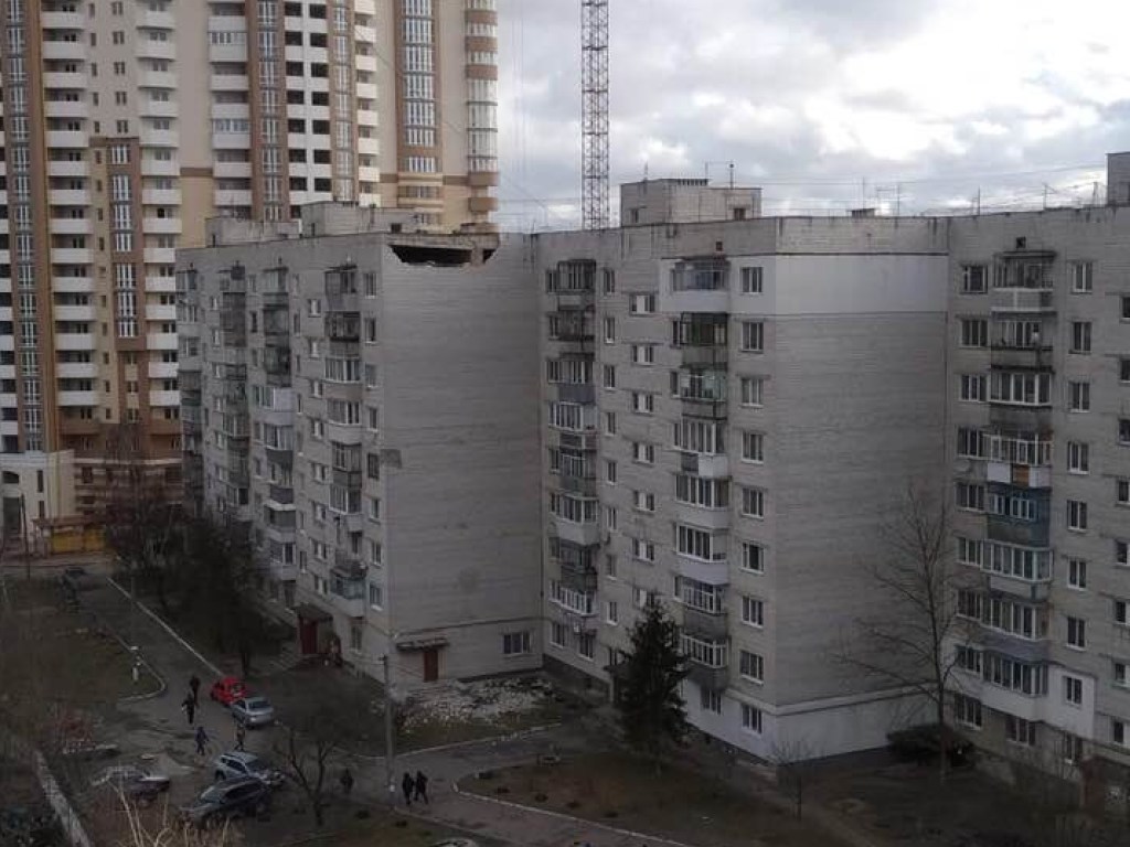 В Борисполе обвалилась часть стены многоэтажного дома (ФОТО, ВИДЕО)