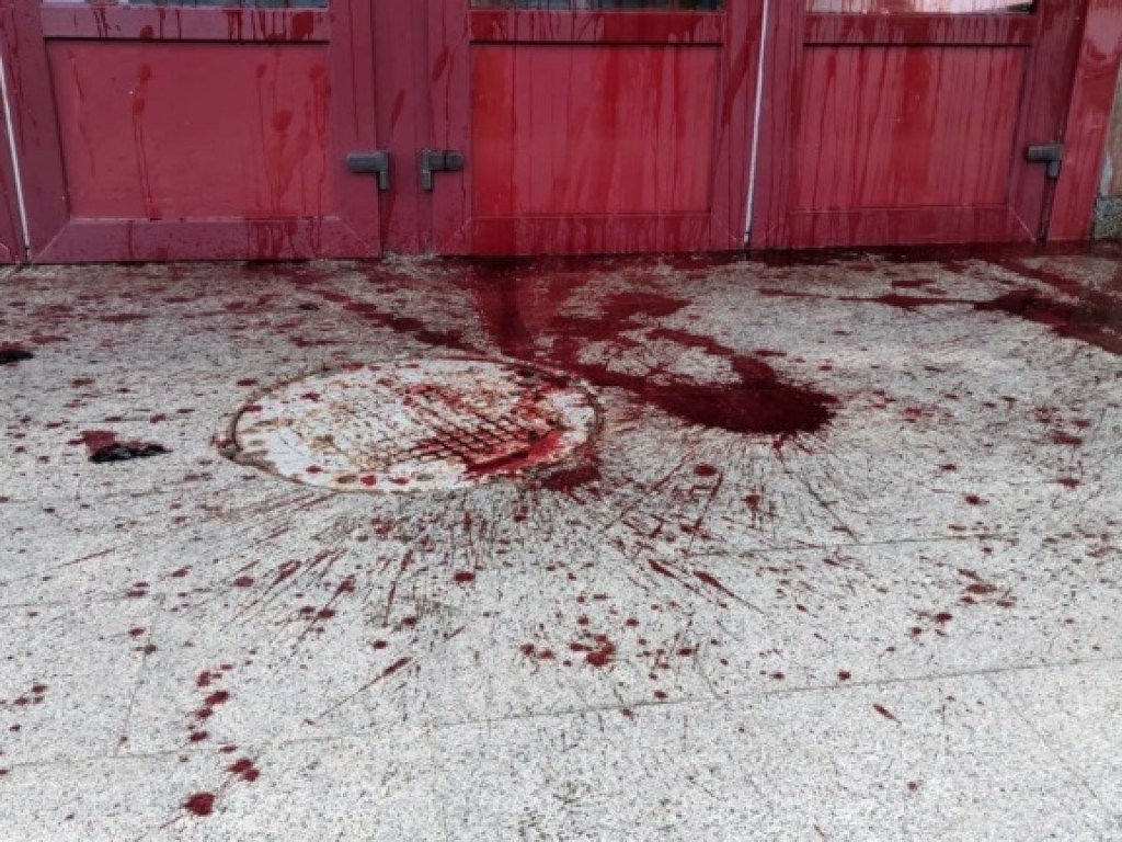 Националисты облили кровью вход в здание НАБУ (ФОТО) 