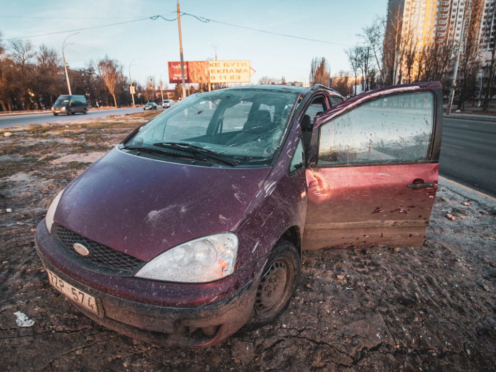 Лопнуло колесо: в Киеве перевернулся автомобиль Ford с перепелами в кузове (ФОТО, ВИДЕО)