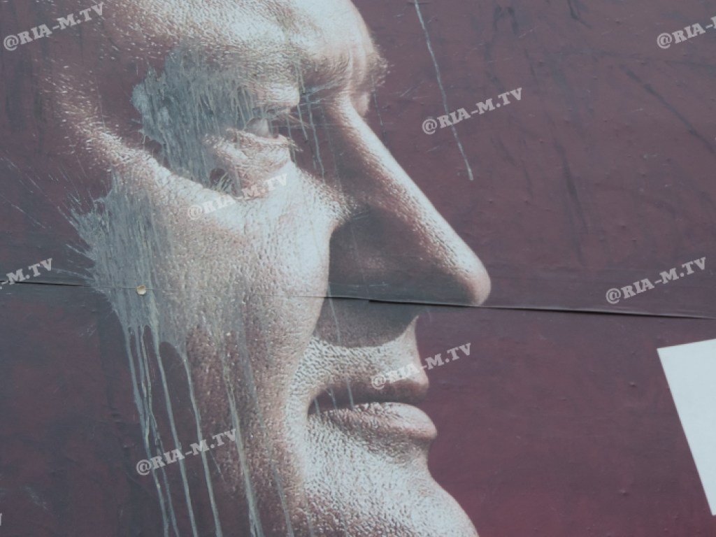 В Мелитополе неизвестные поглумились над билбордом Порошенко (ФОТО)
