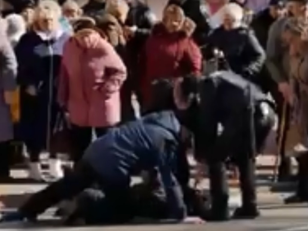 В Чернигове мужчина упал в обморок во время речи Порошенко (ФОТО)