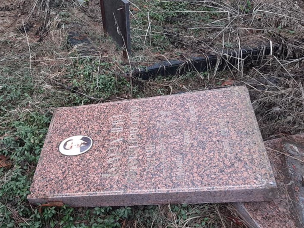 В Киеве вандалы разгромили Лесное кладбище (ФОТО)