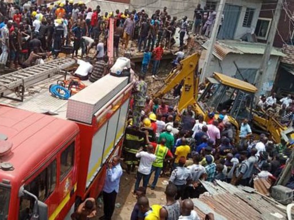В Нигерии обрушилось здание со школой: под завалами более 100 человек (ФОТО)