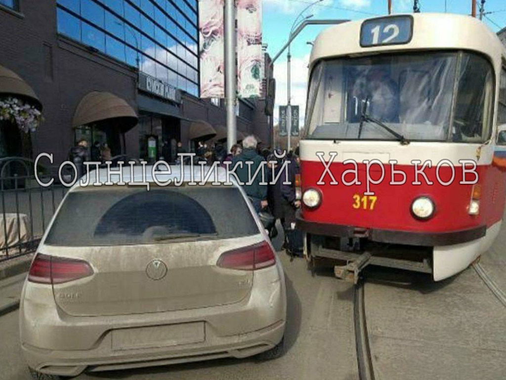 В Харькове припаркованная машина заблокировала движение трамваев