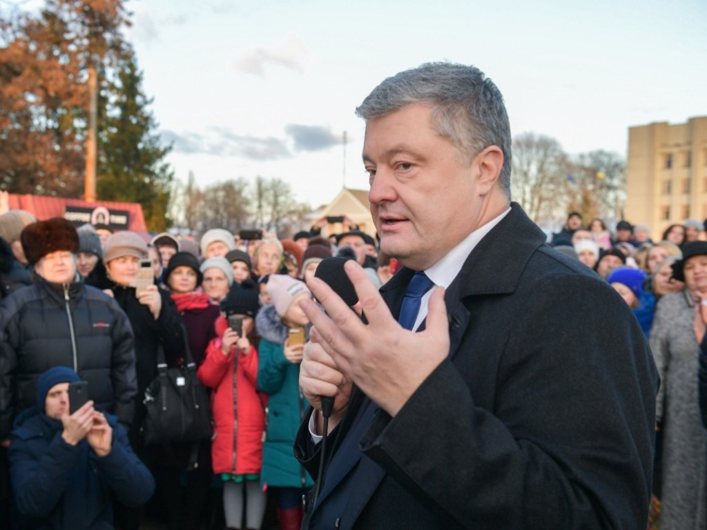  «Нацкорпус» тепло «поприветствовал» Порошенко в Чернигове (ВИДЕО)