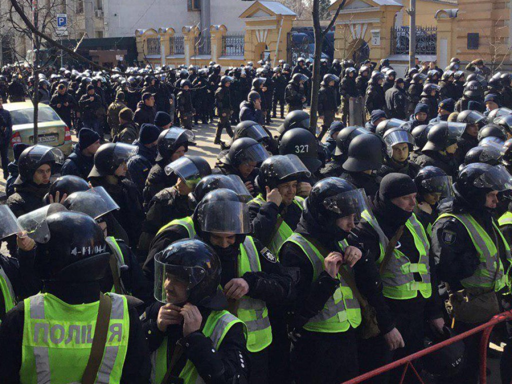 Активисты «Нацкорпуса» ожидают Порошенко в Чернигове (ВИДЕО)