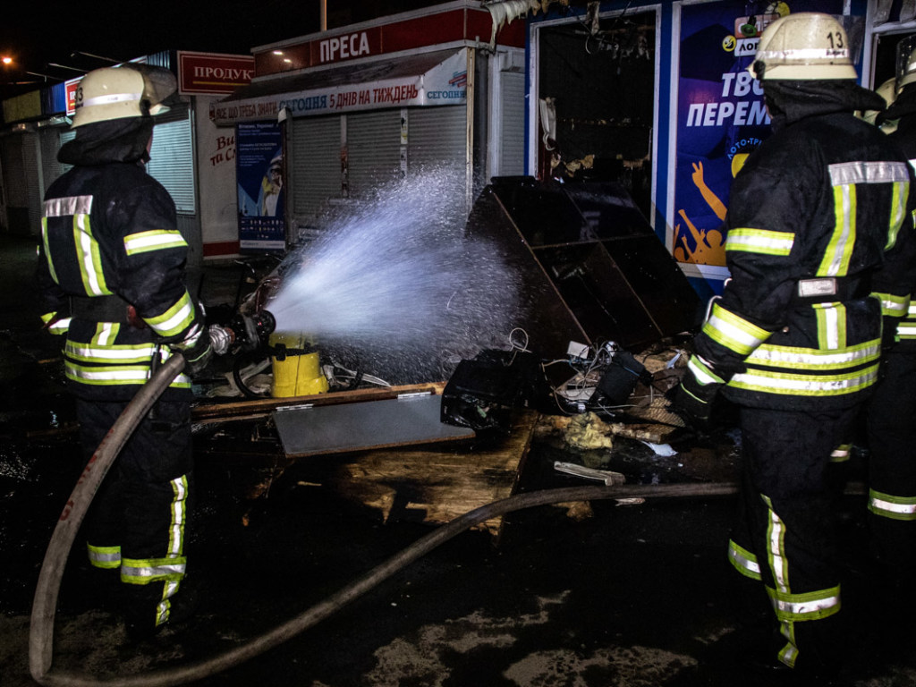 На Троещине в Киеве подожгли игорный зал с людьми (ФОТО, ВИДЕО)
