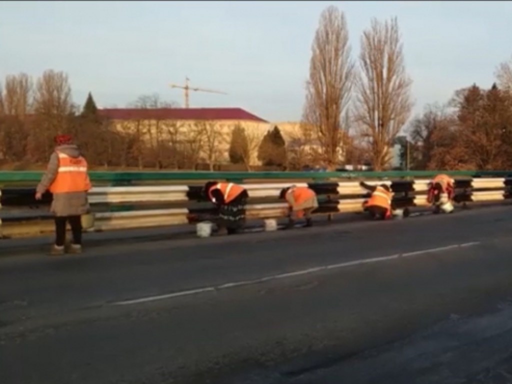 В Ужгороде коммунальщики вручную моют мост перед приездом Порошенко (ФОТО, ВИДЕО)