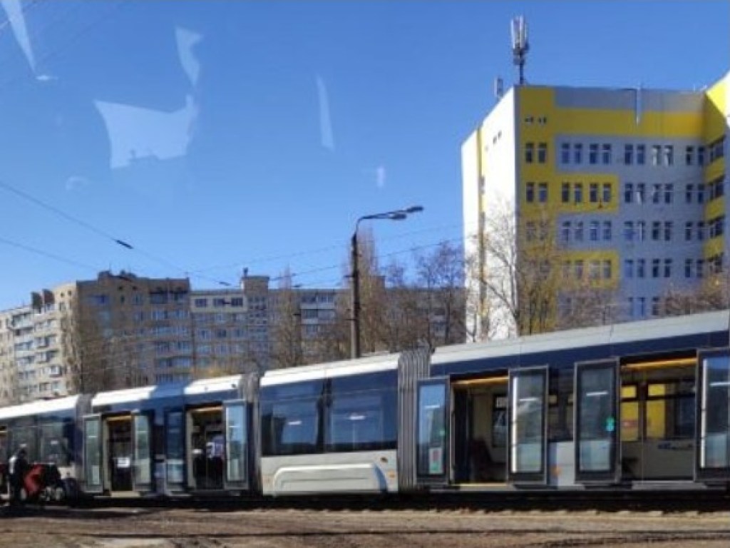 На Борщаговке в Киеве с рельсов сошел скоростной трамвай (ФОТО)