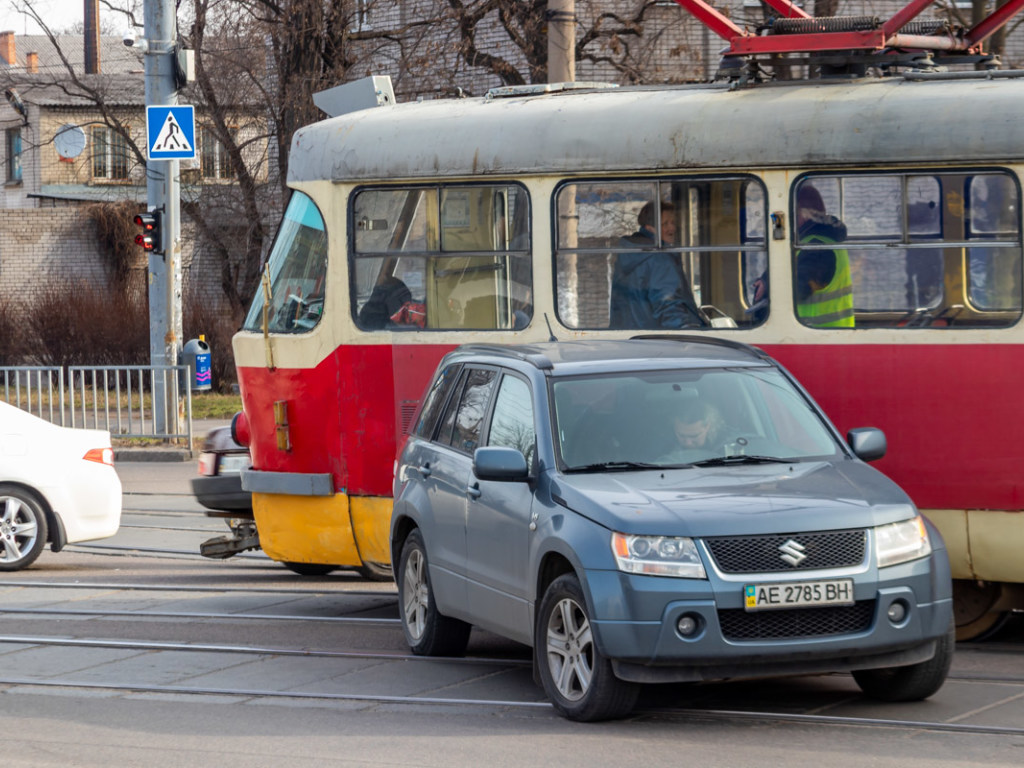 В Днепре столкнулись Suzuki и трамвай: образовалась пробка (ФОТО, ВИДЕО)