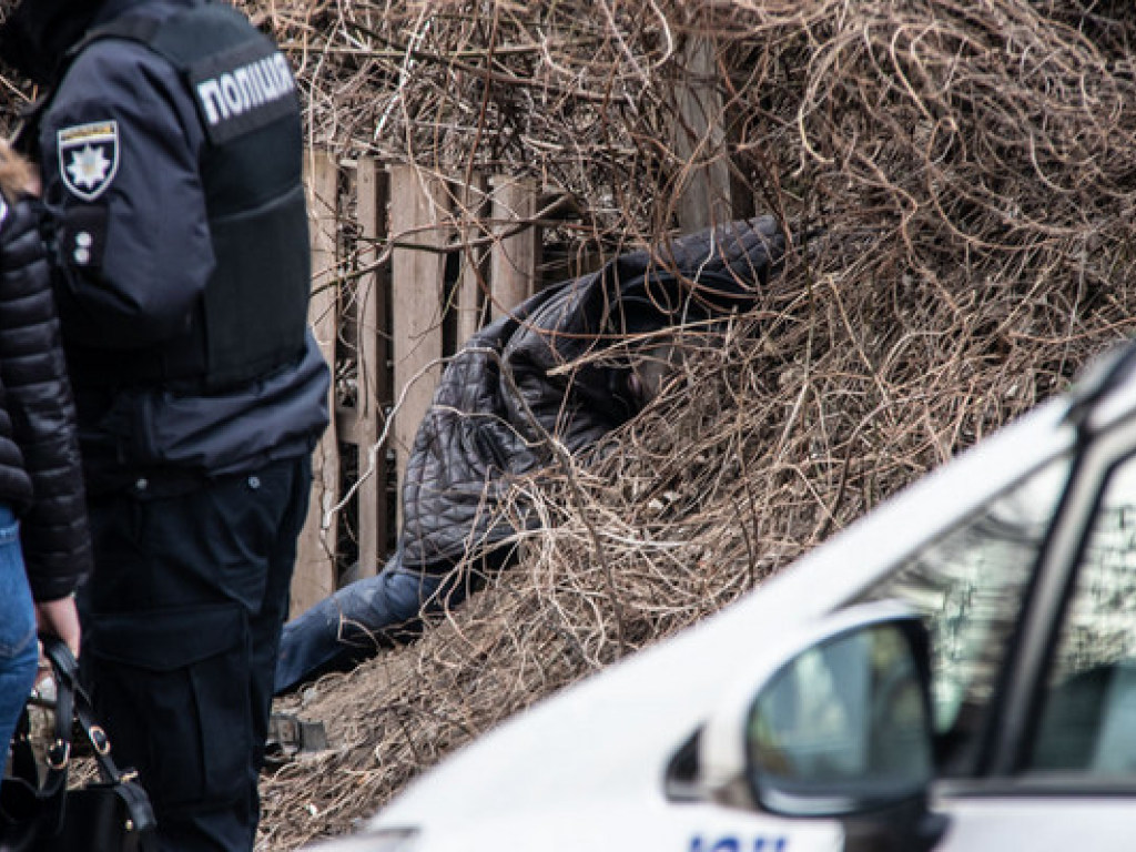 СМИ: под церковью в Киеве обнаружили окровавленный труп сотрудника АПУ (ФОТО)
