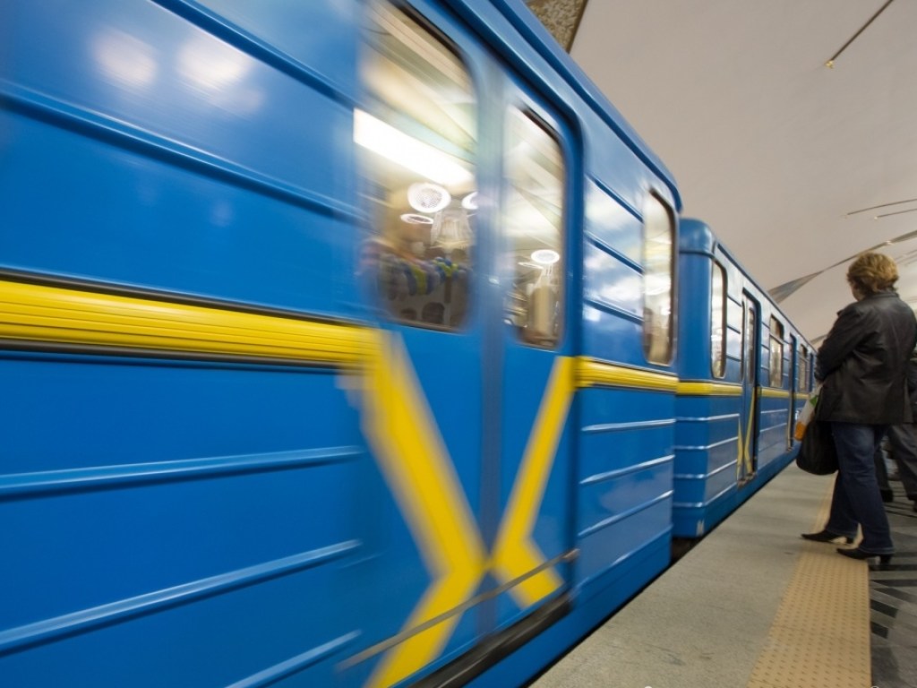 На рельсы упал человек: в Киеве остановили «красную» ветку метро