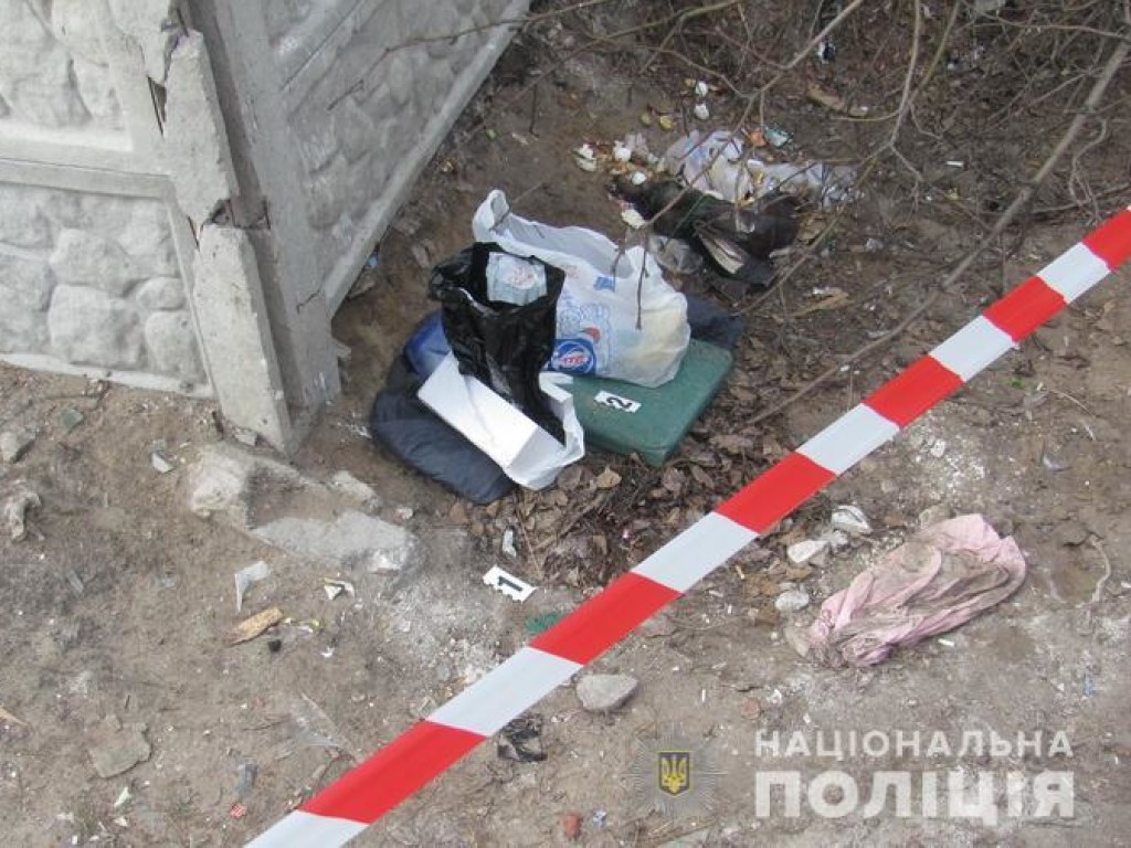 Лежал в коробке из-под обуви: В Луганской области на помойке нашли мертвого ребенка (ФОТО)