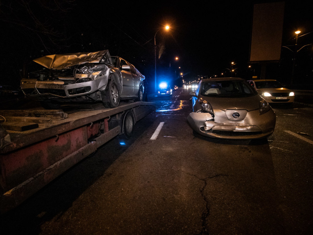 В Киеве водитель Skoda на огромной скорости врезался в Volkswagen и разбил Nissan Leaf (ФОТО, ВИДЕО)