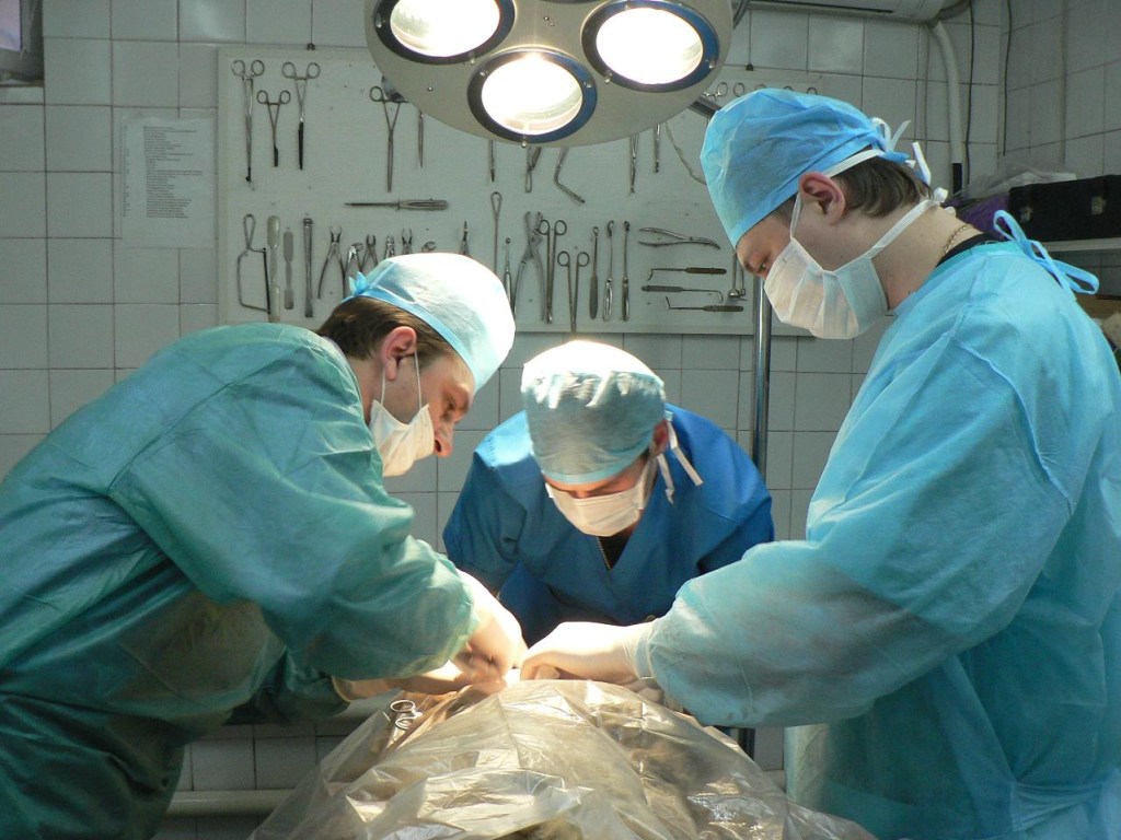 Неудачная пластическая операция превратила грудь женщины в «носки с мячами» (ВИДЕО)