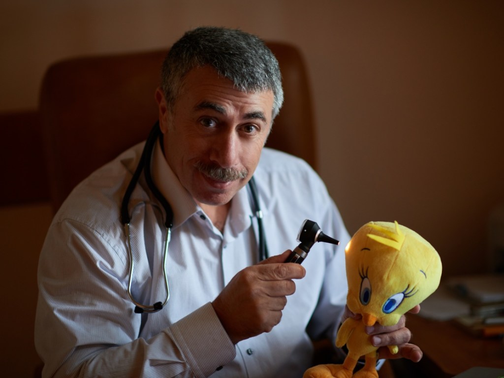 Переваривается или нет: Доктор Комаровский рассказал, можно ли проглатывать жевательную резинку