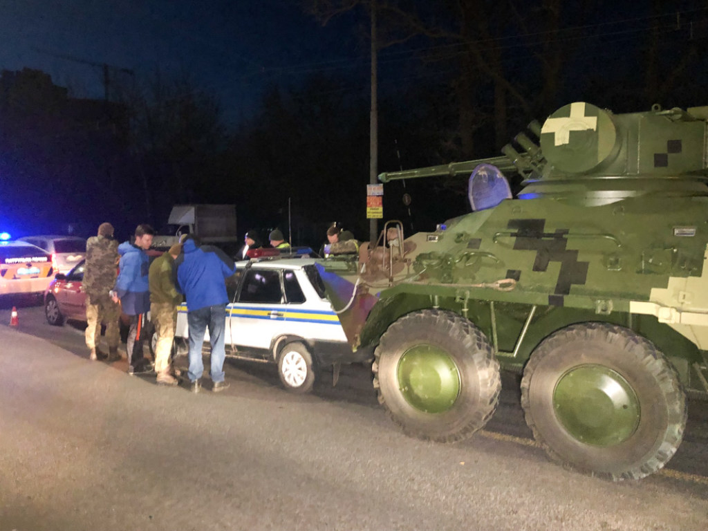 В Киеве у БТР отказали тормоза и он врезался в машину военной инспекции (ФОТО, ВИДЕО)