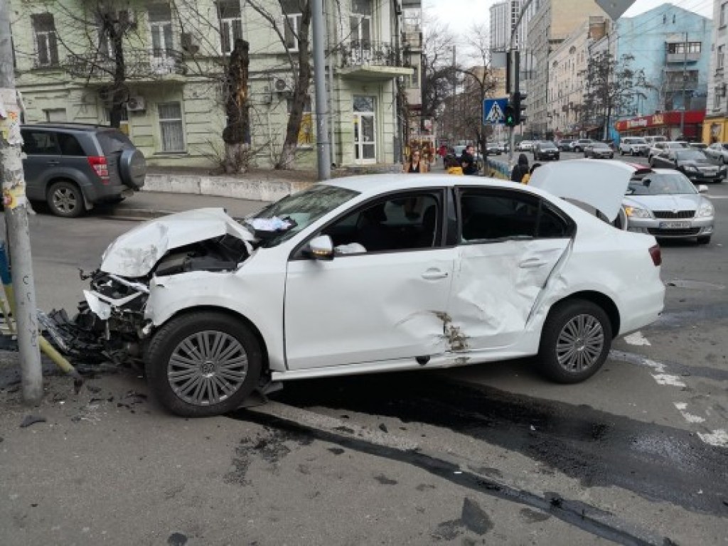 В центре Киева на светофоре произошло масштабное ДТП: разбились 4 машины (ФОТО)