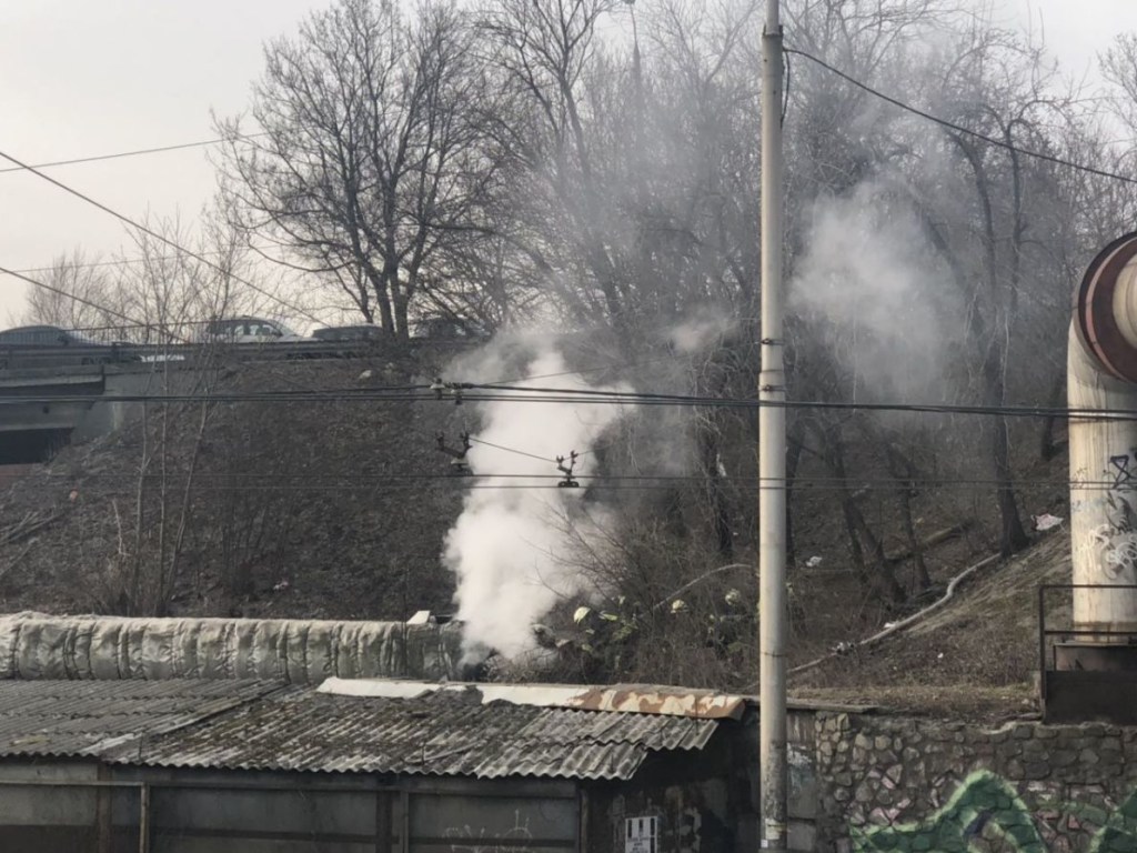 Бездомные грелись: Пожар под Воздухофлотским мостом в Киеве чуть не повредил теплотрассу (ФОТО, ВИДЕО)