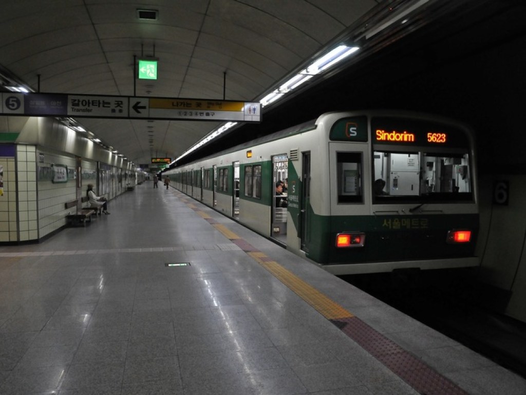 В Сеуле сошел с рельсов поезд метро