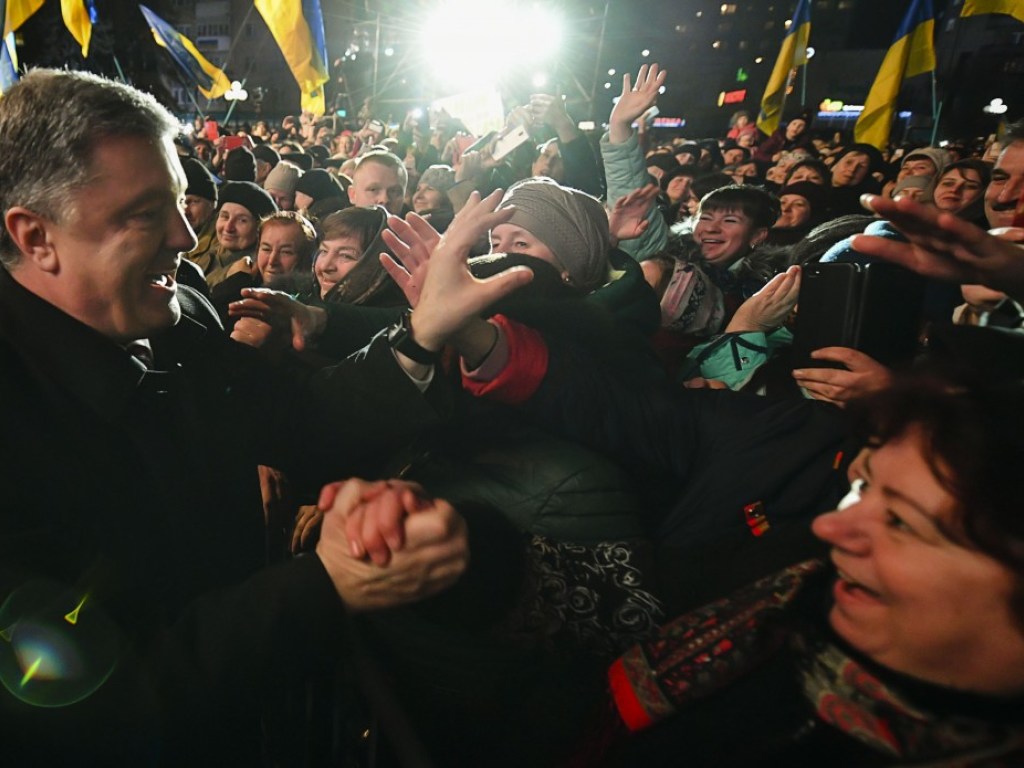 На Закарпатье полиция не пустила активистов с черными шариками к Порошенко (ВИДЕО)