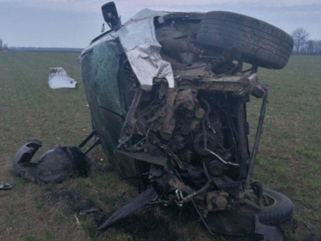 Под Николаевом BMW слетел в кювет, водитель погиб на месте (ФОТО)