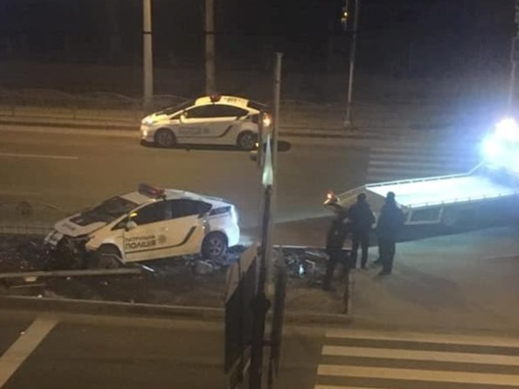 В Харькове полицейский автомобиль снес светофор
