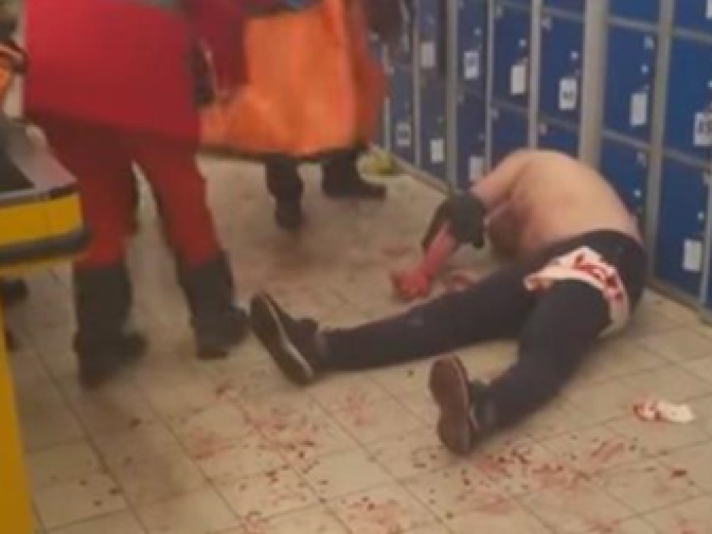 В Харькове мужчина «навеселе» вскрыл себе вены в супермаркете (ВИДЕО)