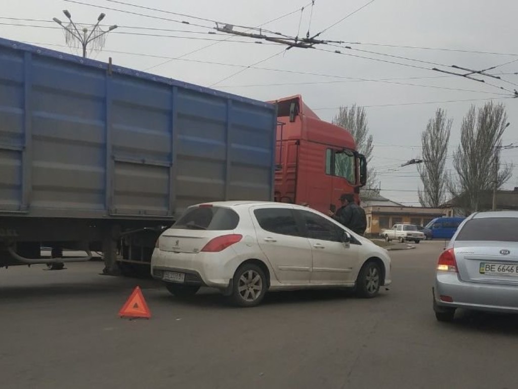 В Николаеве «Пежо» попал в «слепую зону» фуры, автомобили столкнулись