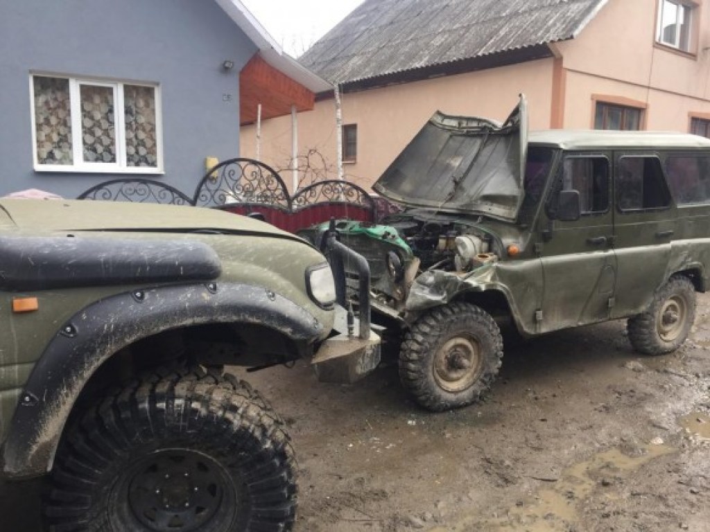 Пограничники со стрельбой задержали нарушителей на Закарпатье, а затем угодили в ДТП