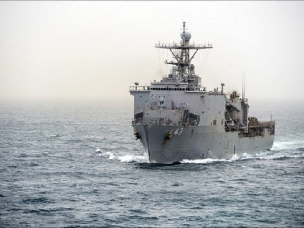 Из-за вспышки неизвестного вируса военный корабль США поместили на карантин